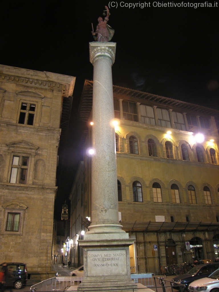 Colonna della Giustizia di notte di Rolando Squilloni